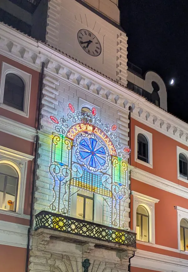 Bodies in alliance: luci d’artista per la facciata di bct