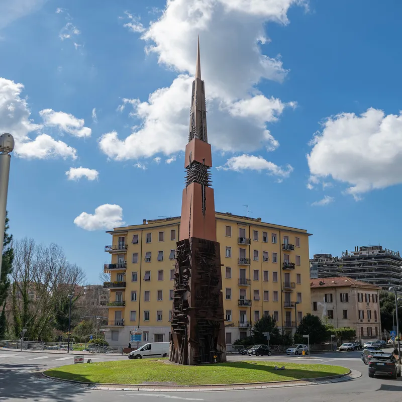 Rotonda obelisco Lancia di Luce di Arnaldo Pomodoro