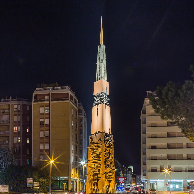 Arnaldo Pomodoro e la Lancia di Luce illuminata di notte