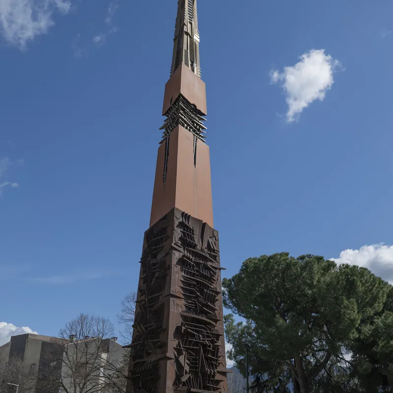 Arnaldo Pomodoro Lancia di Luce prospettiva laterale