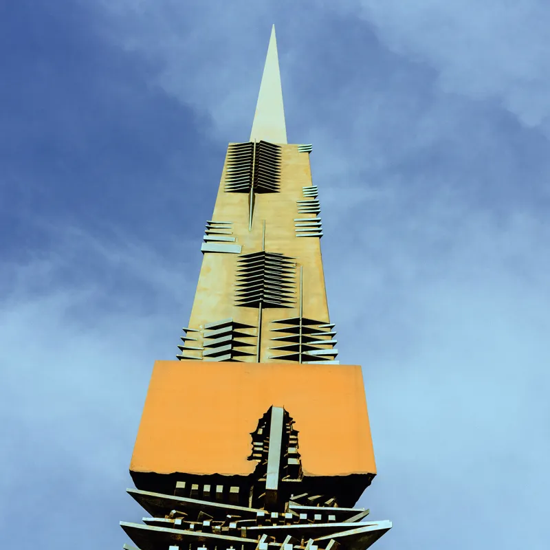 Dettaglio oro Lancia di Luce di Arnaldo Pomodoro