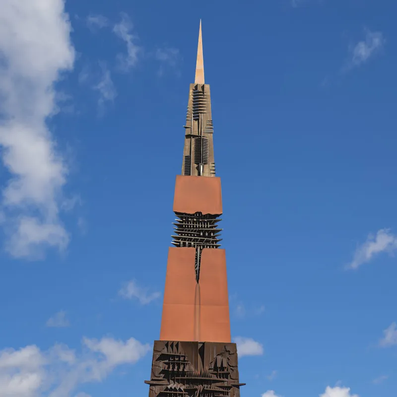Scultura Lancia di Luce di Arnaldo Pomodoro a Terni, opera in acciaio simbolo della città e dell’arte