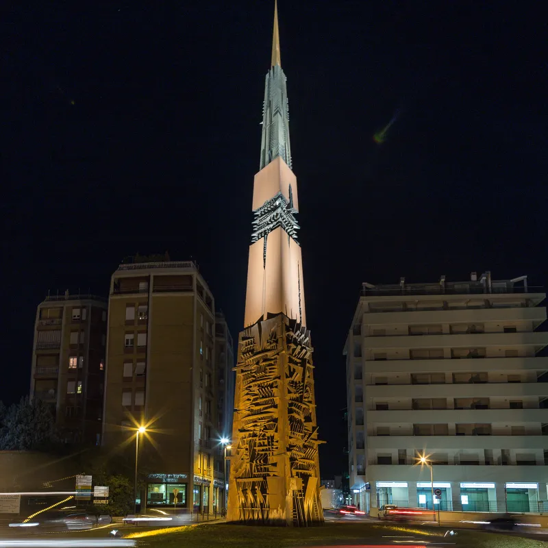 Lancia di Luce di Arnaldo Pomodoro di notte a Terni